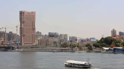 كوبري قصر النيل خلال يوم مشمس في القاهرة، مصر، في 16 مايو 2024