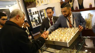 يروج لمجموعة من الأساور والحلي خلال المعرض الدولي للذهب والمجوهرات (نيبو) في العاصمة المصرية القاهرة يوم 20 فبراير 2022.