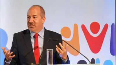 ألفارو بيريرا المدير العام لمنظمة التعاون الاقتصادي خلال مؤتمر صحفي