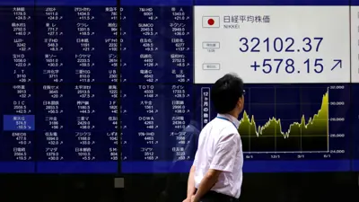 ينظر إلى شاشة تعرض أسعار الأسهم خارج بنك في العاصمة اليابانية طوكيو يوم 5 يونيو 2023.