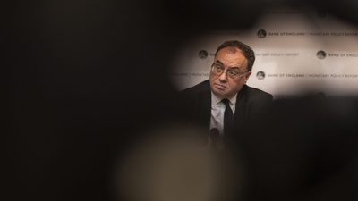 الانكماش يحاصر بنك انجلترا.. كل الطرق تؤدي إلى خفض الفائدة