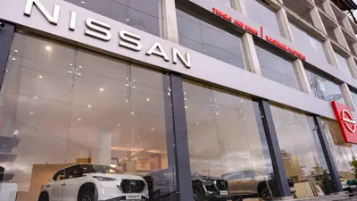 سيارات «نيسان» معروضة داخل صالة عرض للشركة في الهند، 24 أبريل 2024
