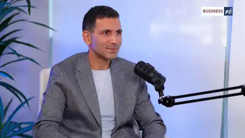 الرئيس التنفيذي للأعمال في «ويجو» منصة سوق السفر الإلكتروني العالمية مأمون حميدان، خلال حوار مع «إرم بزنس»، يوم 3 أكتوبر 2025. 