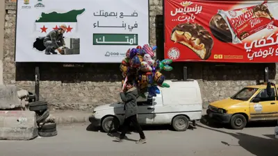 يبيع البالونات في أحد شوارع حي جرمانا دمشق - سوريا يوم 4 مارس 2025
