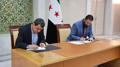 الرئيس السوري الانتقالي أحمد الشرع والقائد العام لقوات سوريا الديمقراطية مظلوم عبدي يوقعان اتفاقية دمج مؤسسات الإدارة الكردية ضمن الحكومة الوطنية في دمشق يوم 10 مارس 2025