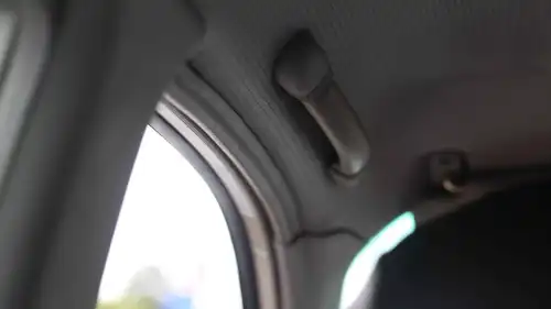 مقبض إمساك فوق باب سيارة