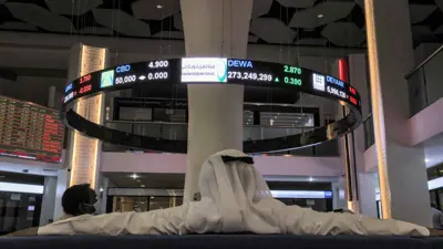 متعاملان يراقبان تحركات الأسهم داخل سوق دبي المالي في الإمارات يوم 12 أبريل 2022.