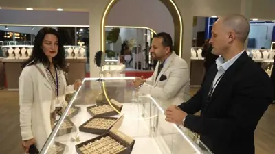 بائع يعرض المصوغات خلال المعرض الدولي للذهب والمجوهرات «نيبو» في العاصمة المصرية القاهرة يوم 15 ديسمبر 2024