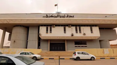 سيارات متوقفة أمام فرع البنك المركزي الليبي بمدينة سبها الجنوبية في 4 سبتمبر 2024