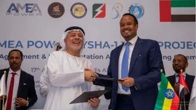حسين جاسم النويس رئيس مجلس إدارة أيميا باور و أتو أشبير بالشا الرئيس التنفيذي لشركة الكهرباء الإثيوبية خلال حفل توقيع الاتفاقية