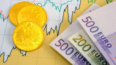 أوراق نقدية من اليورو وعملات ذهبية 