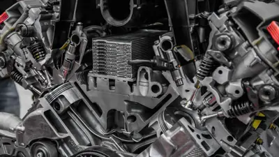 صورة مقطعية لداخل محرك V8 تظهر فيها الصمامات وغرف الحريق والمكابس في الأسطوانات