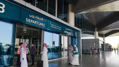 مسافرون يصلون إلى الصالة 5 في مطار الملك فهد الدولي المخصص للرحلات الداخلية في العاصمة الرياض في 31 مايو 2020