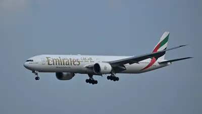 طائرة من طراز «بوينغ 777» تابعة لشركة طيران الإمارات تستعد للهبوط في مطار بكين الدولي، الصين، يوم 6 سبتمبر 2024.