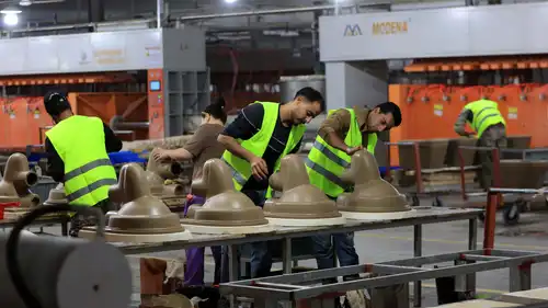 موظفون في مصنع للأدوات الصحية في الكرك، الأردن، في 31 مايو 2026