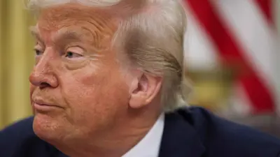 الرئيس الأميركي دونالد ترامب داخل مكتبه بالبيت الأبيض في العاصمة واشنطن يوم 31 مارس 2025.