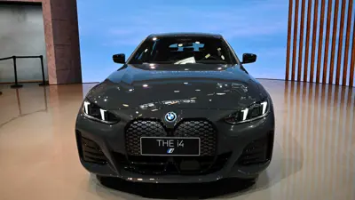 عرض سيارة بي إم دبليو I4 خلال حفل إطلاق بمعرض بكين للسيارات في الصين يوم 25 أبريل 2024