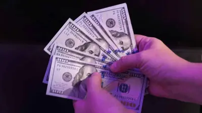 أوراق نقدية من فئة الـ100 دولار أميركي ضمن صورة ملتقطة يوم 28 نوفمبر 2024.