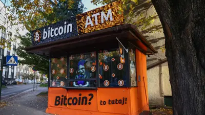جهاز صراف آلي للعملة المشفرة «بيتكوين» في أحد شوارع مدينة كراكوف البولندية يوم 23 أكتوبر 2024.