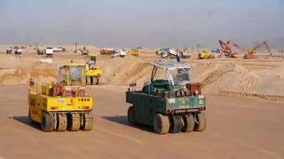 صورة التقطتها طائرة دون طيار تظهر العمل الجاري في ميناء الفاو التجاري الكبير في أثناء الانتهاء من بناء الأرصفة التي تم افتتاحها حديثاً في البصرة بالعراق في 11 نوفمبر 2024. 