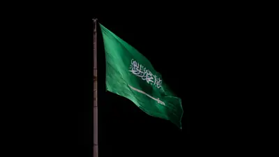 علم المملكة العربية السعودية يرفرف بالقرب من الرياض، المملكة العربية السعودية في 14 ديسمبر 2023