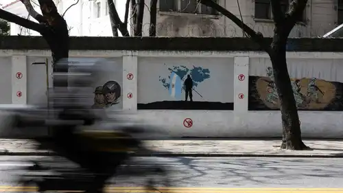 جداريات تصور جنوداً وخريطة لجزر فوكلاند، المعروفة في الأرجنتين باسم جزر المالوين، في بوينس أيرس، الأرجنتين، 15 سبتمبر 2026.