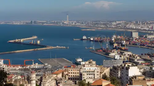 ميناء الجزائر العاصمة، تعتبر الجزائر أكبر مورد إفريقي للغاز الطبيعي إلى أوروبا.