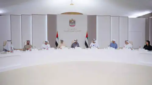 محمد بن راشد يتوسط أعضاء الحكومة الاتحادية لدولة الإمارات في اجتماعها بمعرض دبي للطيران- 19 نوفمبر 2025