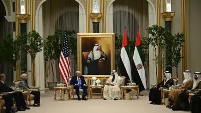 الشيخ محمد بن زايد آل نهيان رئيس دولة الإمارات يستقبل الرئيس الأميركي دونالد ترامب في قصر الوطن بأبوظبي. 15 مايو 2025.