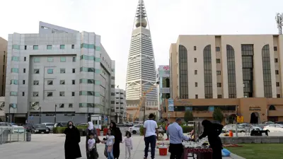 زوار يتجولون بالقرب من مكتبة الملك فهد، في الرياض، المملكة العربية السعودية، 12 مارس 2020. 