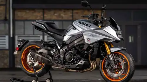 دراجة Suzuki Katana Limited Edition مع عجلات برتقالية لافتة وعادم Akrapovič الرياضي الذي يعزز طابعها العدواني.