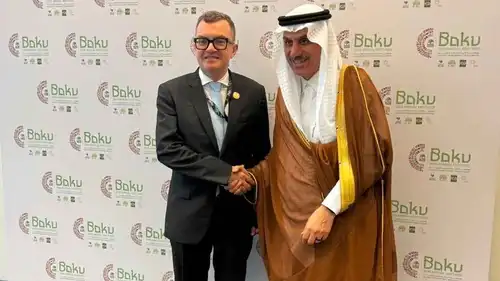 وزير التخطيط والتنمية الاقتصادية المصري أحمد رستم يصافح رئيس مجموعة البنك الإسلامي للتنمية محمد الجاسر على هامش الاجتماعات السنوية الـ51 في مدينة باكو بأذربيجان، يوم 17 يونيو 2026.