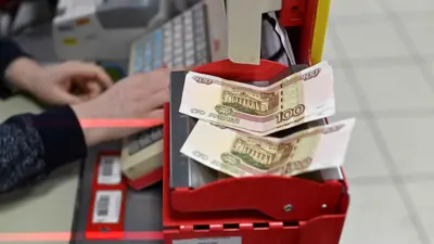 أوراق نقدية فئة 100 روبل روسي على آلة عد أمين صندوق بسوبرماركت في مدينة تارا، سيبيريا، أومسك، روسيا، يوم 14 ديسمبر 2021.