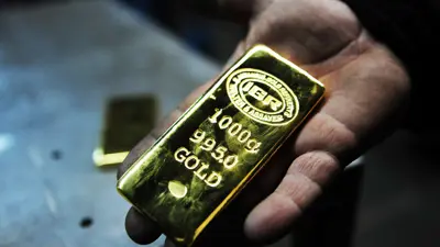  عامل يحمل سبيكة ذهبية بمصفاة في إسطنبول - تركيا يوم 13 يناير 2015 