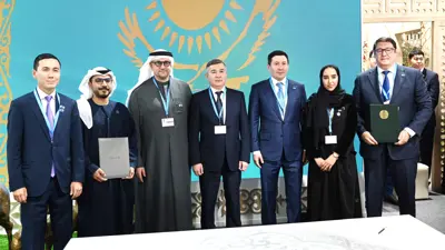 صورة تذكارية عقب توقيع الاتفاقية بين شركة «مصدر» الإماراتية ووزارة الطاقة الكازاخستانية، في باكو، أذربيجان.