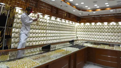 بائع يرتب المشغولات داخل أحد متاجر سوق طيبة للذهب في العاصمة السعودية الرياض يوم 27 فبراير 2018.