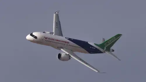 طائرة كوماك C919 تؤدي عرضًا جويًا في معرض دبي للطيران في دبي، الإمارات - 17 نوفمبر 2025