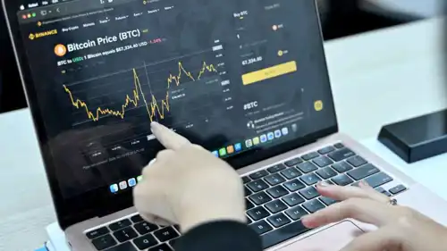 مستثمر في العملات المشفرة يطلع عبر شاشة الكمبيوتر على أحدث أسعار البيتكوين، في 12 فبراير 2026