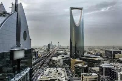 "برج المملكة" (إلى اليمين) يتوسط عدداً من المباني السكنية والتجارية في العاصمة السعودية الرياض