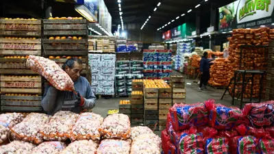 بائع يحمل كيساً من الثوم في سوق ميركادو سنترال الواقع في ضواحي بوينس آيرس، الأرجنتين في 12 سبتمبر 2023.