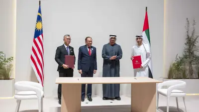 الشيخ محمد بن زايد آل نهيان رئيس دولة الإمارات وأنور إبراهيم رئيس وزراء ماليزيا يشهدان توقيع اتفاقية شراكة اقتصادية شاملة بين البلدين في أبوظبي - الإمارات يوم 14 يناير 2025