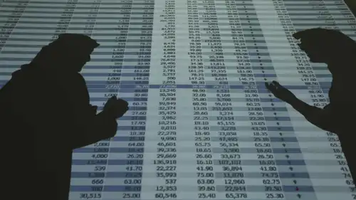 ظلال المستثمرين والمضاربين على الشاشة أثناء مراقبتهم لأسعار الأسهم في بنك فالكم الاستثماري ، الرياض - 5 أغسطس 2014