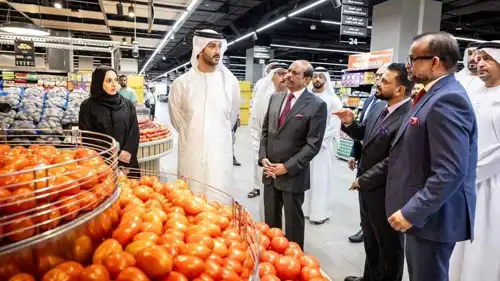 خلال جولة وزير الاقتصاد والسياحة الإماراتي عبدالله بن طوق المري في «لولو هايبر ماركت» بالشارقة يوم 22 مارس 2026.