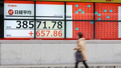 تمر أمام لوحة أسعار تعرض متوسط مؤشر «نيكاي» في العاصمة اليابانية طوكيو يوم 28 أكتوبر 2024.
