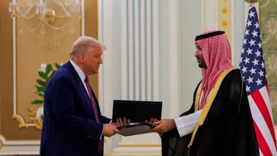  الرئيس الأميركي دونالد ترامب وولي العهد السعودي محمد بن سلمان يتبادلان وثيقة الشراكة الاستراتيجية خلال حفل أقيم في الديوان الملكي بالرياض، السعودية، 13 مايو 2025. 