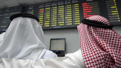 متعاملان يتابعان حركة السوق في بورصة البحرين وسط العاصمة المنامة ـ 2 ديسمبر 2009