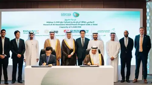 خلال توقيع شركة «الاتحاد للماء والكهرباء» الإماراتية للمشاركة في مشروع «الدوادمي» لطاقة الرياح في السعودية.