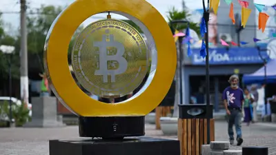 نصب تذكاري لعملة «بيتكوين» وسط ساحة في العاصمة السلفادورية سان سلفادور يوم 4 سبتمبر 2024.