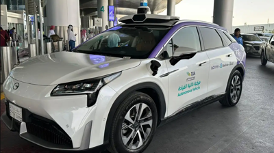 إحدى سيارات الأجرة ذاتية القيادة، مطار الملك خالد الدولي، الرياض