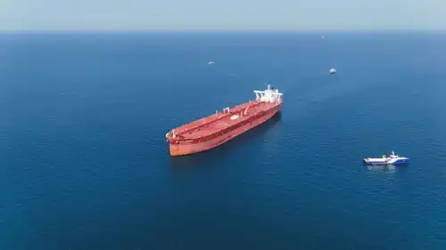 ناقلة النفط «أجيوس فانوريوس 1» تبحر عبر مضيق هرمز في طريقها إلى المياه الإقليمية العراقية قبالة البصرة، العراق، في 17 أبريل 2026